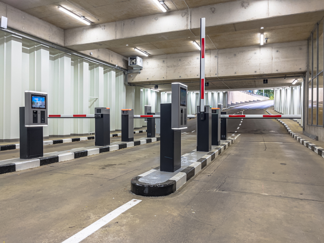 Vehicle barrier lane for controlled access into an operational facility